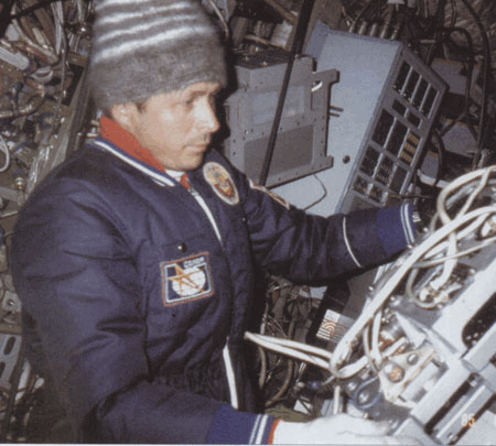 Dzhanibekov: NASA board had chalk drawing of Shuttle bombing USSR