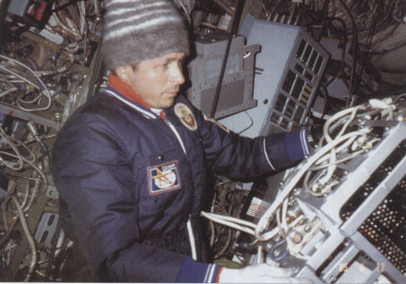 Preview Dzhanibekov: NASA board had chalk drawing of Shuttle bombing USSR