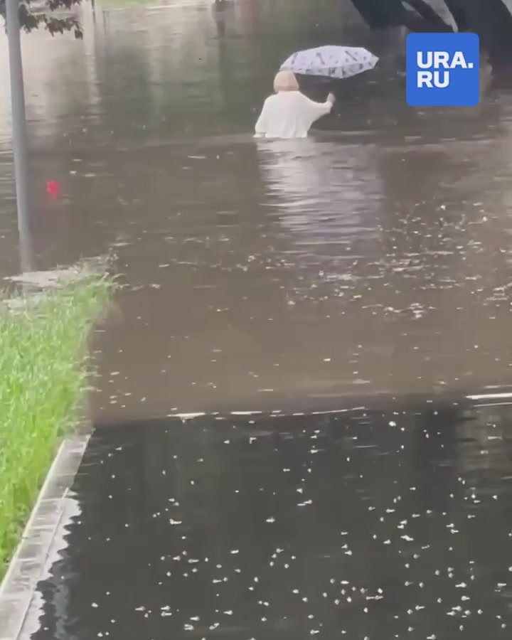 Preview Масштабное наводнение охватило запад Москвы: жители в воде по пояс