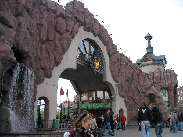 Preview Massive Queues Form at Moscow Zoo Entrance
