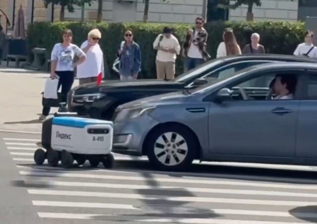 Preview Robot Courier Fails to Yield to Special Convoy at Moscow Intersection