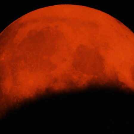 Оранжевая ‘Кукурузная’ Луна: Полное лунное затмение наблюдается по всей России