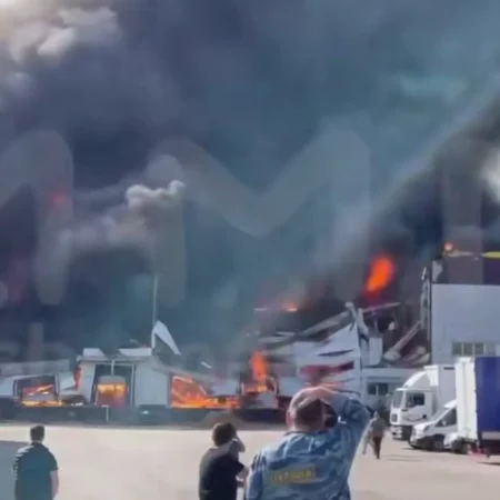 Крупный пожар уничтожил склад «Чердак» в Подмосковье