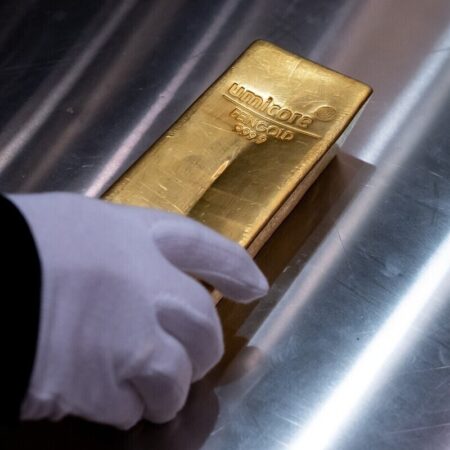 Политика Трампа обесценивает доллар, вынуждая инвесторов экстренно вкладываться в золото