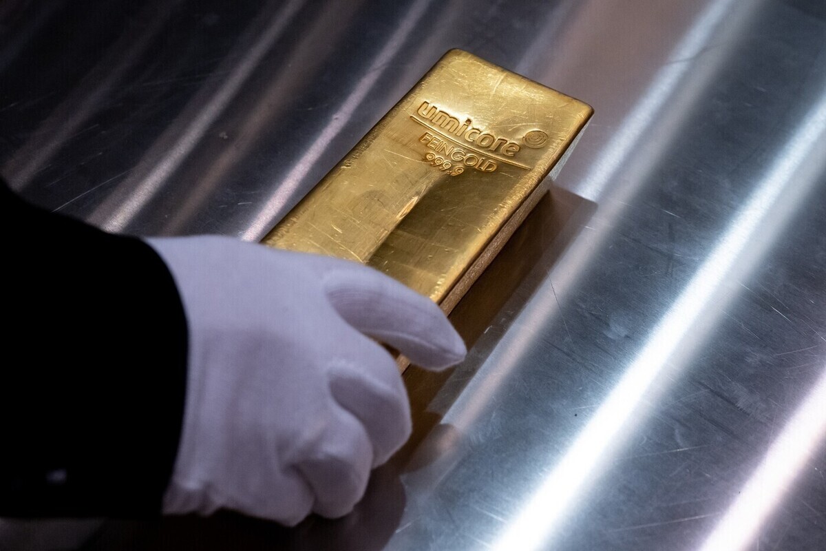 Preview Политика Трампа обесценивает доллар, вынуждая инвесторов экстренно вкладываться в золото