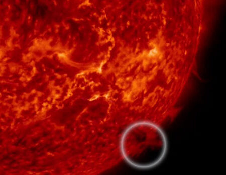 Крупный протуберанец отделился от Солнца