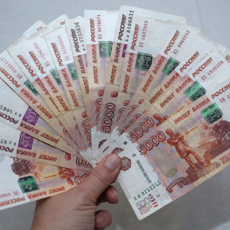 Порог богатства в России за десятилетие вырос в два раза, а бедности — в три