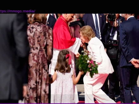 At Court: Even the Queen Bows Before the Pope